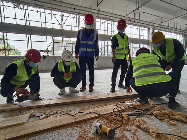 木工正在進(jìn)行實(shí)操培訓(xùn)。重慶市住房城鄉(xiāng)建委供圖