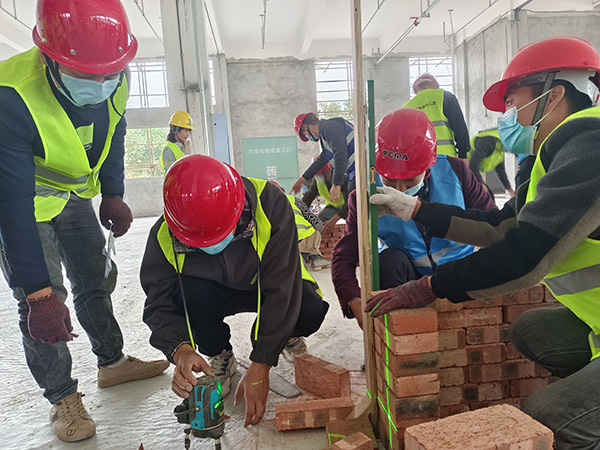 磚瓦工正在進(jìn)行實(shí)操培訓(xùn)。重慶市住房城鄉(xiāng)建委供圖