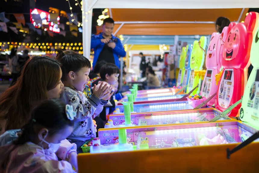 有吃有玩的“彩虹集市”，吸引了不少市民游客前來(lái)打卡游玩。郭旭攝