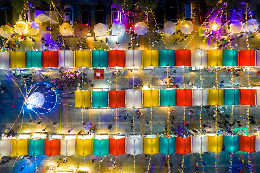 南濱路煙雨公園舉辦“彩虹集市”，為城市夜經(jīng)濟注入活力。郭旭攝