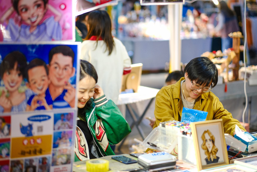 各色攤位一字排開，公園變身熱鬧的集市。郭旭攝