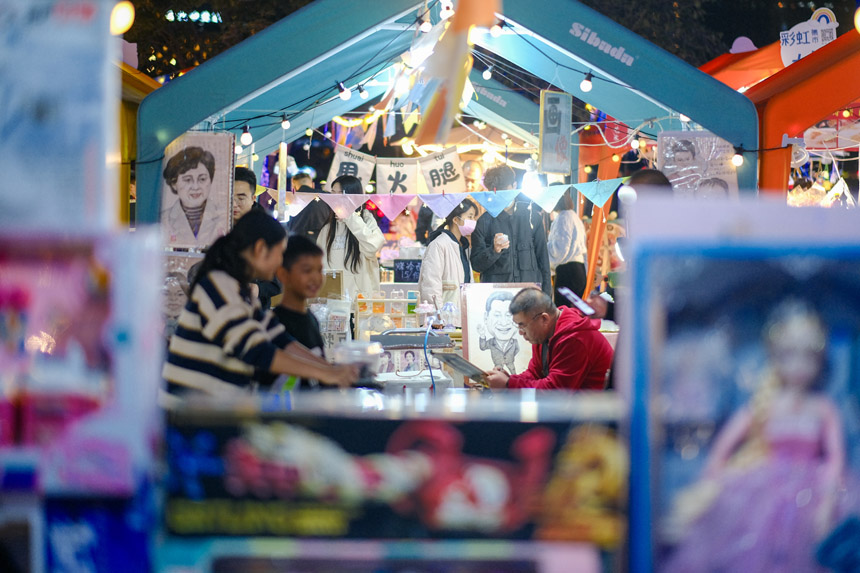 市民、游客在“彩虹集市”選購。郭旭攝