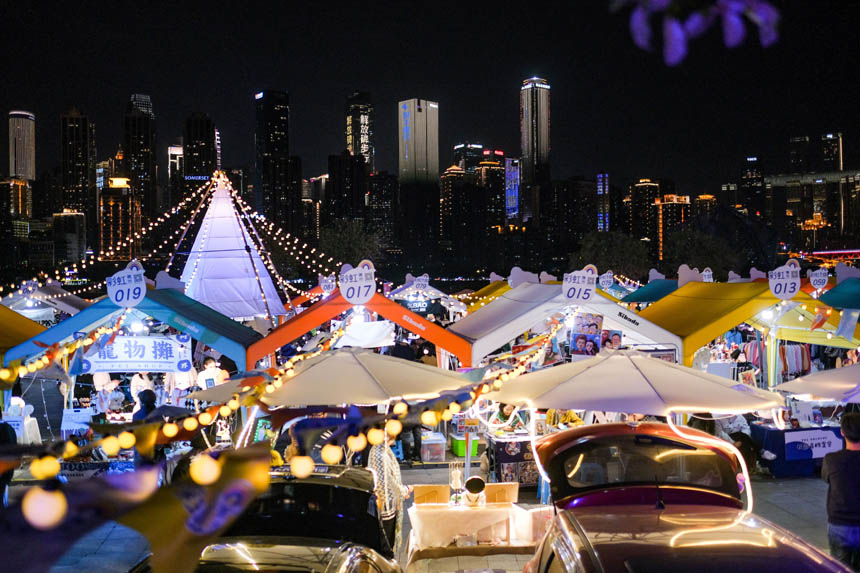 后備箱一打開，立刻就變成貨架。在這里，吃喝玩樂樣樣齊備。郭旭攝