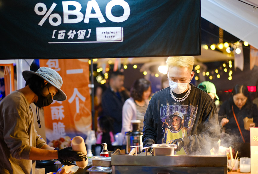 有吃有玩的“彩虹集市”，吸引了不少市民游客前來打卡游玩。郭旭攝