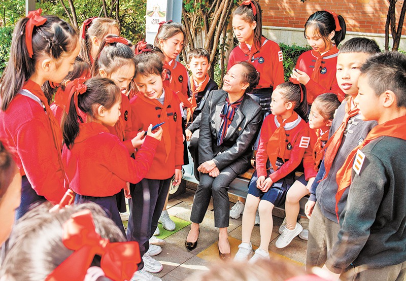 10月31日，兩江新區(qū)行遠(yuǎn)小學(xué)，黨的二十大代表，兩江新區(qū)人和街道邢家橋社區(qū)黨委書記、居委會主任謝蘭給孩子們分享自己參會的心得。記者 崔力 攝視覺重慶