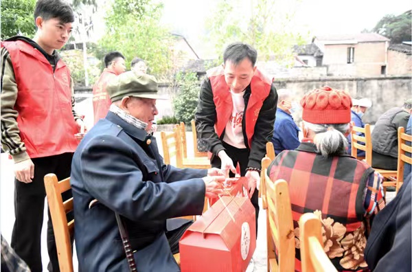 志愿者為老人送上伴手禮。隆太良攝