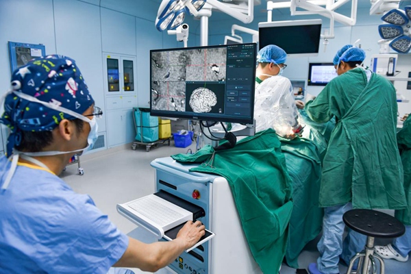 醫(yī)護(hù)人員在機器人的輔助下進(jìn)行手術(shù)。鄒樂攝