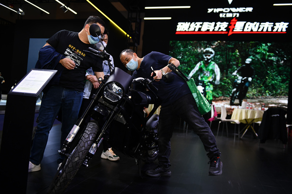 新能源電動車成為了本屆摩博會的主流趨勢。鄒樂攝