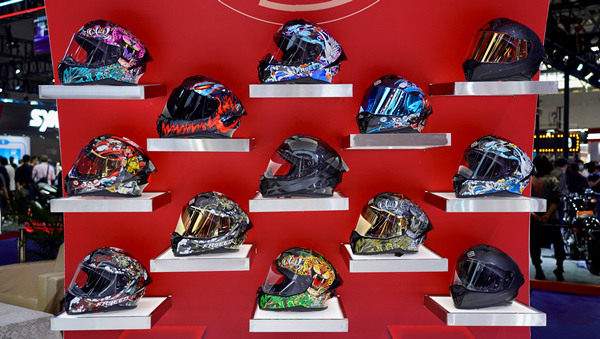 現(xiàn)場展出的頭盔、服飾等配件。吳汪洋攝