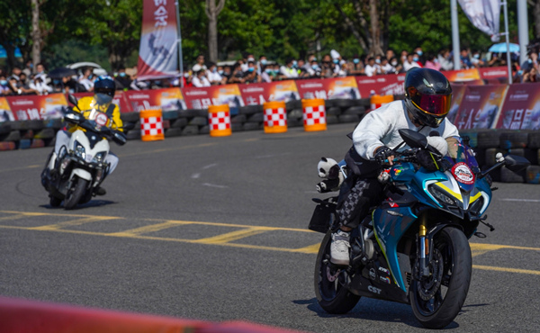 專業(yè)騎手體驗“C彎出道”、全國摩友騎行匯等活動。吳汪洋攝