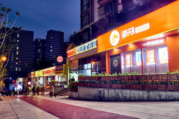 石楊路沿線改造后的夜間實(shí)景。九龍城市更新公司供圖