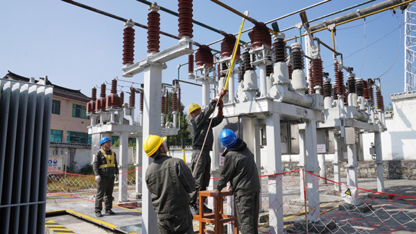 工作人員正在更換變壓器。萬雪蓮攝