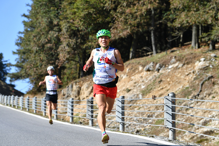 運動員在比賽中。