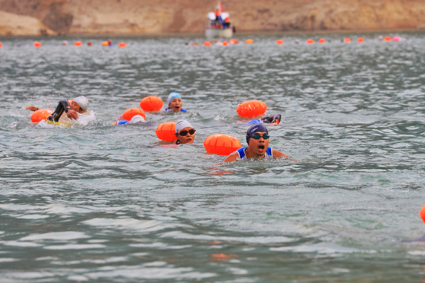 運(yùn)動(dòng)員在比賽中。