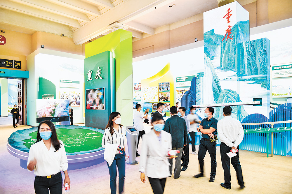 觀眾在重慶單元參觀。記者 齊嵐森 攝/視覺重慶