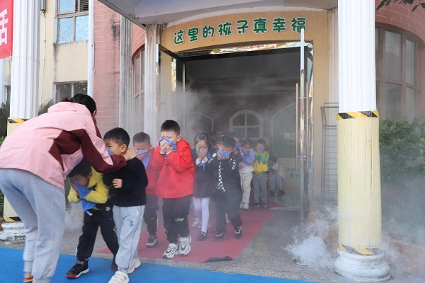 小朋友們進(jìn)行火場(chǎng)逃生模擬體驗(yàn)。秀山縣消防救援大隊(duì)供圖