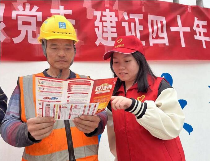 白市驛隧道項(xiàng)目志愿者講解法律知識(shí)。發(fā)展公司供圖