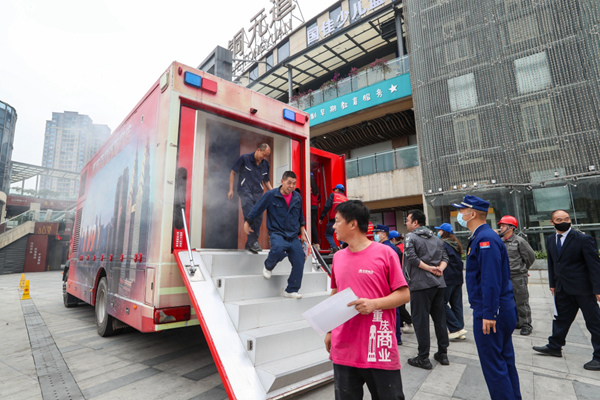 火場逃生模擬體驗。南岸區(qū)消防救援支隊供圖