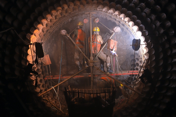 工人們在進行雨水箱涵遷改施工。中建八局供圖