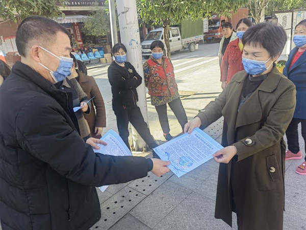 向市民發(fā)放宣傳手冊。易明君攝