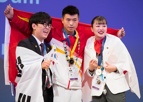 登臺領(lǐng)獎(jiǎng)。重慶市人力社保局供圖