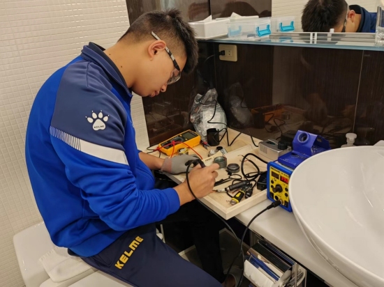 李小松正在作業(yè)。重慶市人力社保局供圖