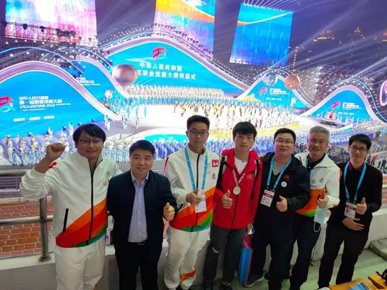 李小松國賽時(shí)同團(tuán)隊(duì)合影。重慶市人力社保局供圖