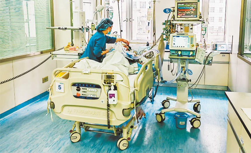 重醫(yī)附一院醫(yī)護(hù)人員正在救治九十一歲老奶奶。（醫(yī)院供圖）