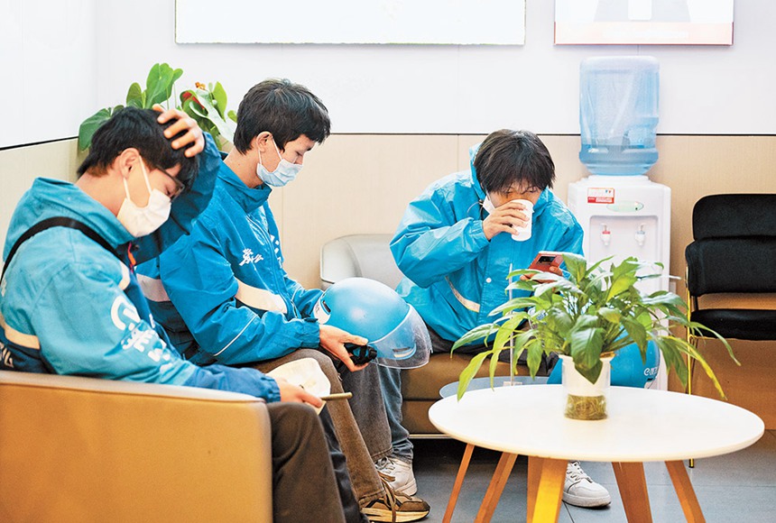 11月13日，茶園新區(qū)，外賣小哥在一個新近開放的“臨時服務(wù)驛站”休息。