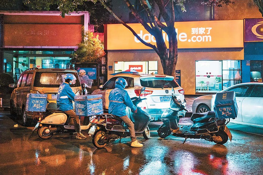 11月13日，兩名快遞小哥來到位于南岸區(qū)的“到家了”同景國際城A區(qū)門店，準備在這里休息。