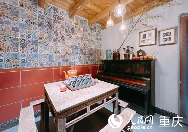 老人留存下來(lái)的百年四方桌。受訪者供圖