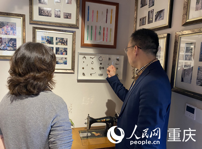  丁勝為市民介紹為紀(jì)念父母工作經(jīng)歷制作的裝飾畫(huà)。人民網(wǎng) 劉祎攝