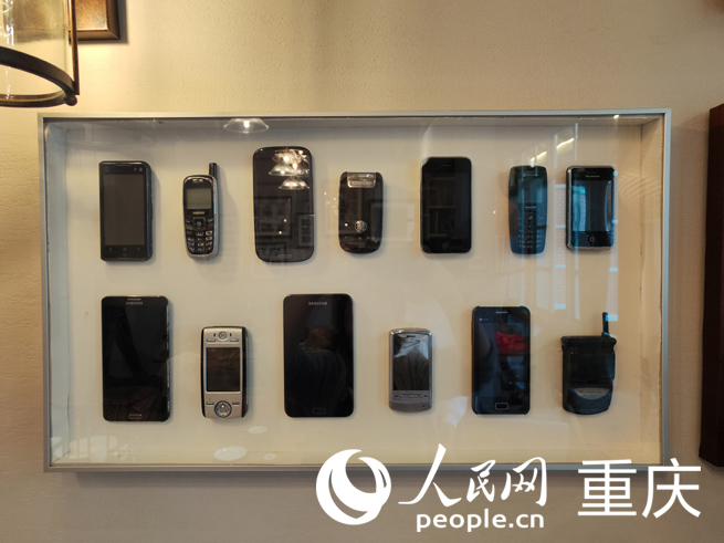 見(jiàn)證著時(shí)代變遷的手機(jī)。人民網(wǎng) 劉祎攝