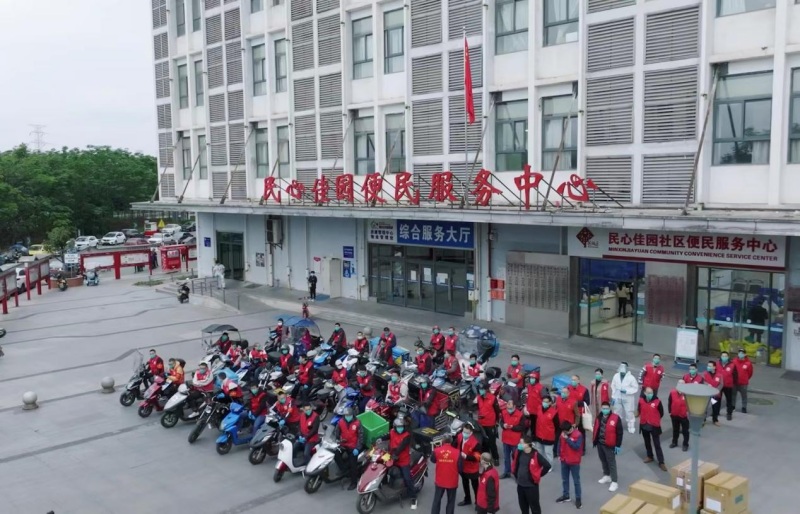 民心佳園社區(qū)的“騎手”志愿者們集合整隊準(zhǔn)備出發(fā)。江于同攝