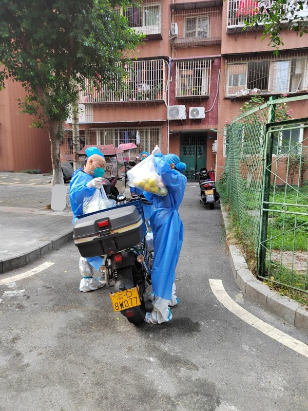 羅興倫（左）和志愿者運送物資。龍竹苑社區(qū)供圖