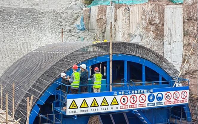 渝長復(fù)線項目施工現(xiàn)場。重慶城投建設(shè)公司供圖