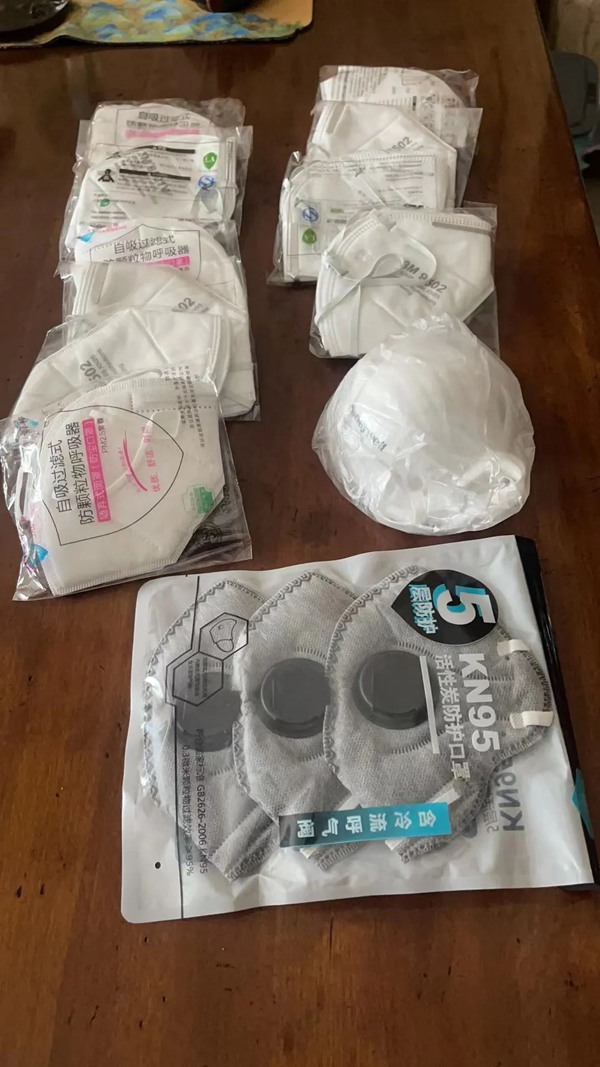 居民自發(fā)捐出口罩給志愿者。受訪者供圖