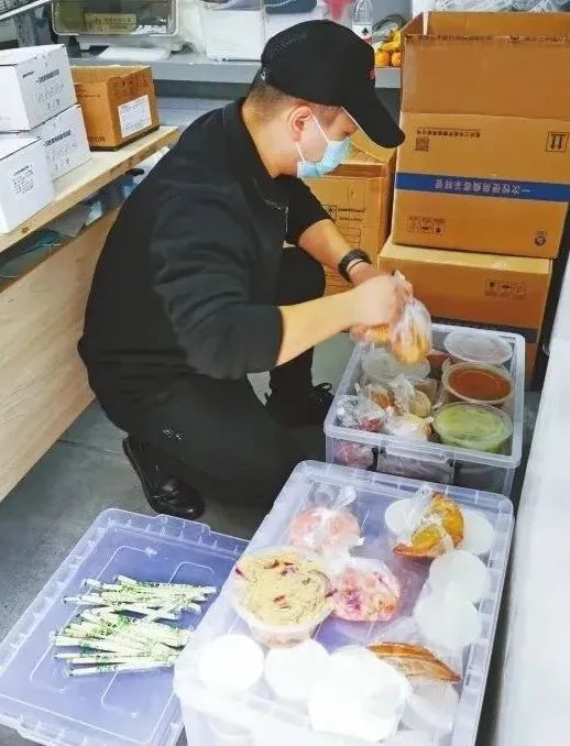 暖心企業(yè)為社區(qū)醫(yī)護人員和工作人員準備早餐。渝中發(fā)布供圖