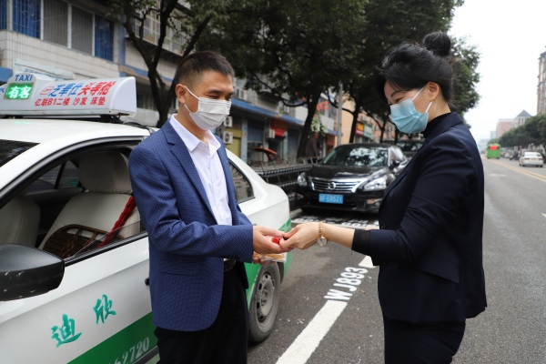 廖美瓊接過丈夫張朝平手中的車鑰匙，開始下午的工作。李小蓉攝