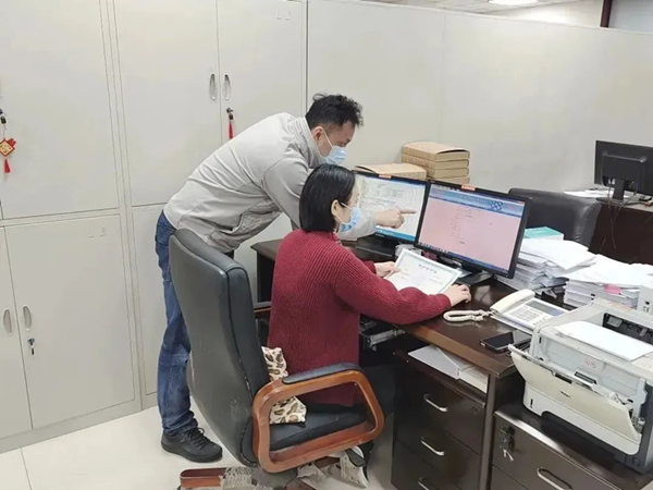 駐行工作人員為相關(guān)單位緊急核準(zhǔn)銀行賬戶。人民銀行重慶營(yíng)業(yè)管理部供圖