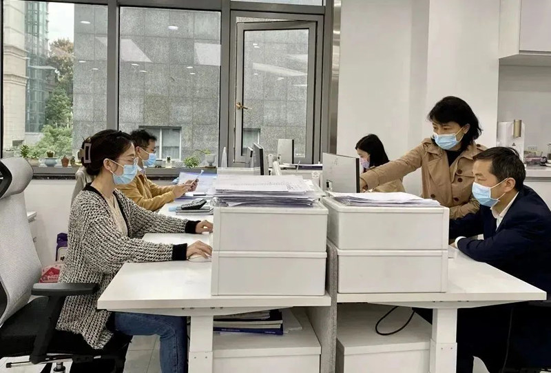 國(guó)庫工作人員疫情期間堅(jiān)守崗位駐行辦理預(yù)算收支業(yè)務(wù)。人民銀行重慶營(yíng)業(yè)管理部供圖