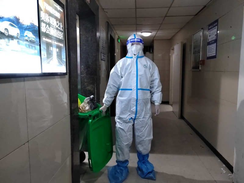 朱紹平在封控樓棟清理垃圾。渝中區(qū)公安分局供圖