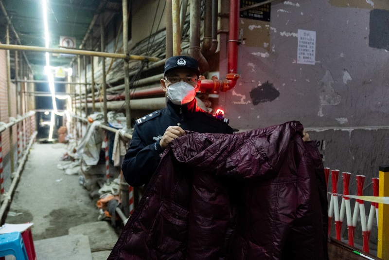 熱心群眾為執(zhí)勤民警送來御寒大衣。渝中區(qū)公安分局供圖