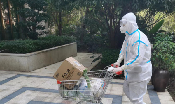 正在為業(yè)主派送生活物資的重慶華僑城物業(yè)工作人員。重慶華僑城供圖
