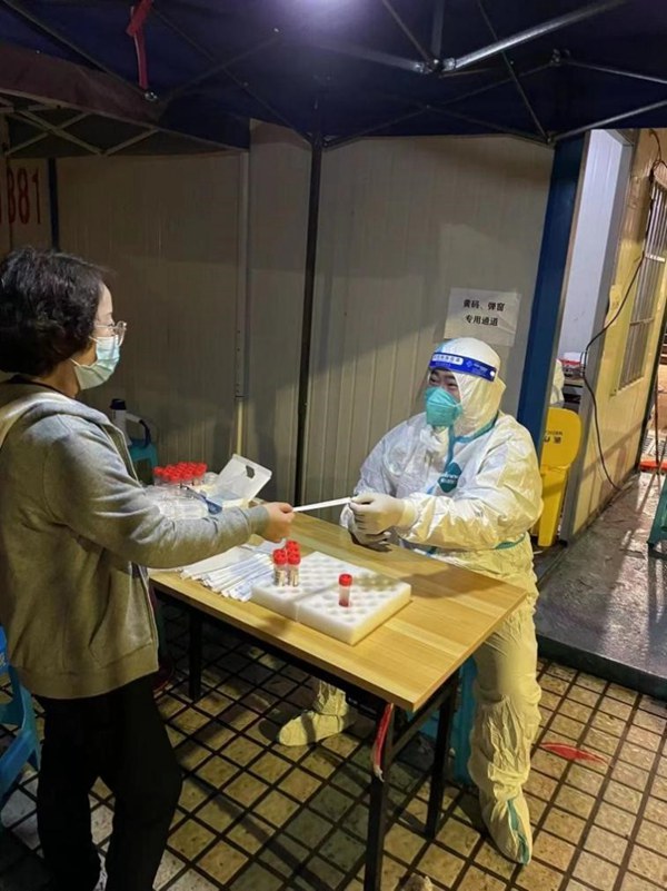 重慶燃?xì)饧瘓F(tuán)北碚分公司黨員志愿者助力轄區(qū)疫情防控。徐志宏攝