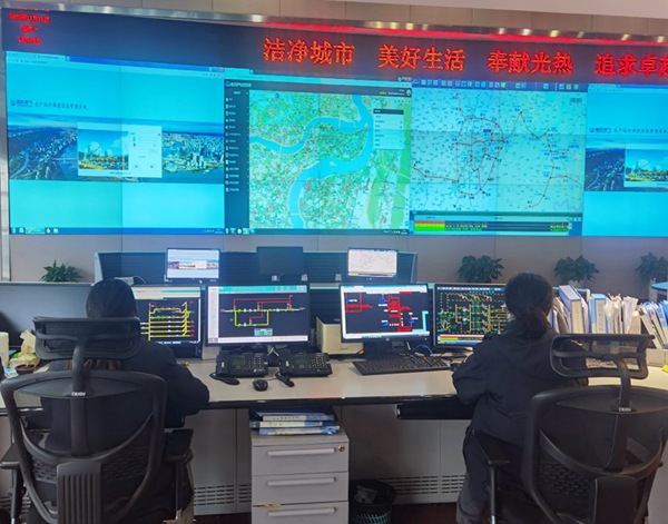 重慶燃?xì)饧瘓F(tuán)總調(diào)度室堅(jiān)守崗位保障天然氣調(diào)度安全平穩(wěn)。宋倩攝