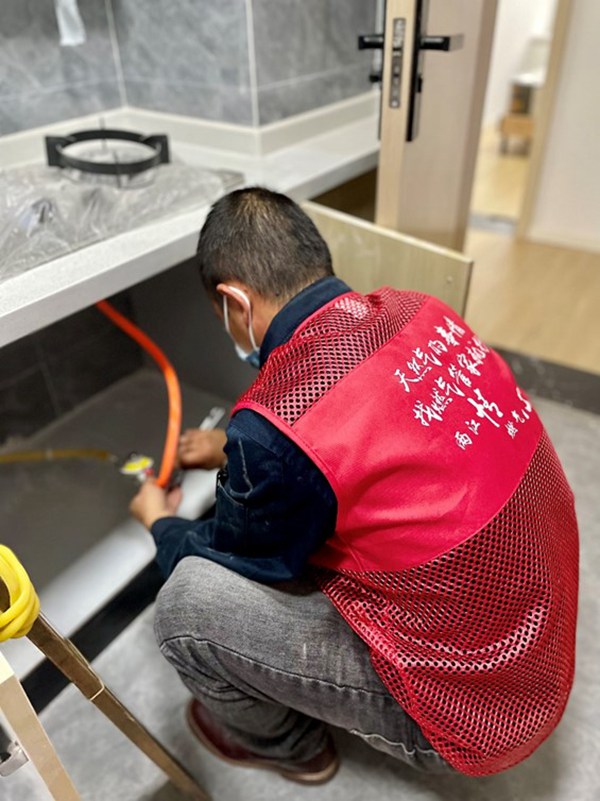 重慶燃?xì)鈨山就瓿删o急通氣任務(wù)，保障重點(diǎn)區(qū)域場(chǎng)所如期投用。楊俊彥攝