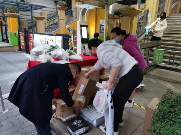 林路為業(yè)主領(lǐng)取物資。萬科物業(yè)供圖