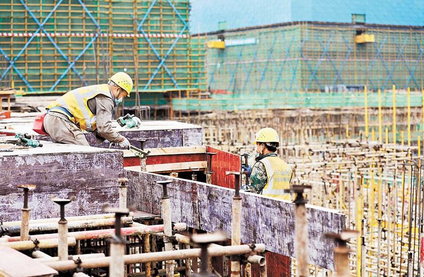 十一月十四日，西部（重慶）科學(xué)城科創(chuàng)示范項(xiàng)目一期工程，工人正在加緊施工。首席記者 龍帆 攝/視覺(jué)重慶