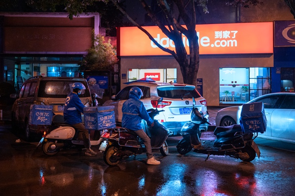 兩名快遞小哥來到位于南岸區(qū)的“到家了”同景國際城A區(qū)門店，準(zhǔn)備在這里休息。謝小溪攝